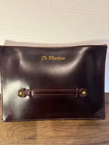 [새상품급] Dr Martens 브라운 클러치백 남성용/여성용