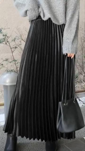 페이지 보이 새틴 플리츠 스커트 블랙