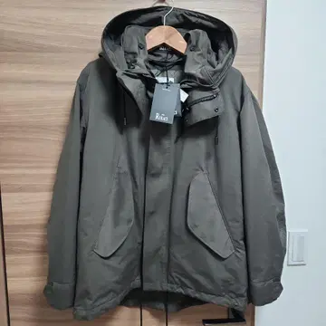 THE RERACS 에디션 별주 숏 모즈 코트 올리브