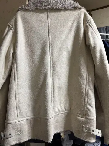 화이트 플리스 자켓 후드 부착