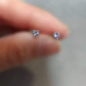 새상품급 쥬얼리 츠츠미 k10 WG 하트형 탄자나이트 스터드 귀걸이