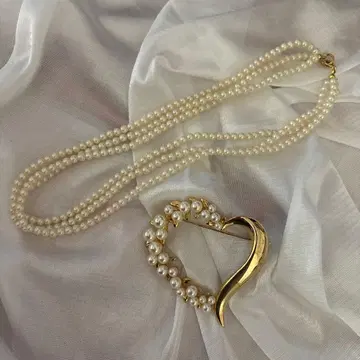 하트형 브로치와 펄 목걸이 세트