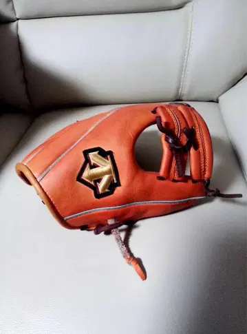 데상트 트레이닝 그로브 경식 야구 오른손잡이용