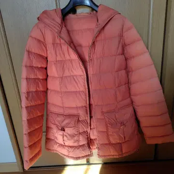 오렌지 컬러 후드 부착 다운 자켓