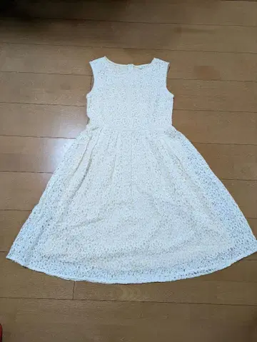 아이보리 슬리브리스 플레어 드레스