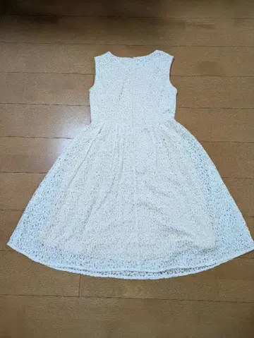 아이보리 슬리브리스 플레어 드레스