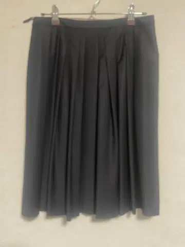 띠어리 럭스 앞 플리츠 무릎 기장 스커트