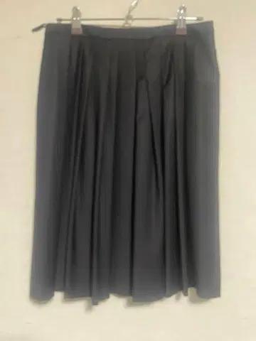 띠어리 럭스 앞 플리츠 무릎 기장 스커트