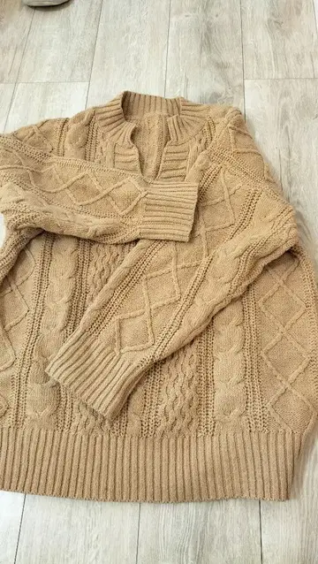 베이지 케이블 니트 스웨터 긴팔
