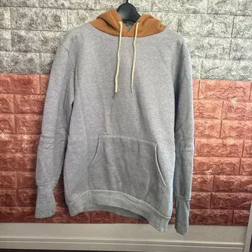 그레이와 브라운의 후드 부착 후드티