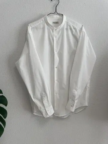 BEAUTY&YOUTH 화이트 밴드 카라 긴팔 셔츠 M 사이즈입니다.