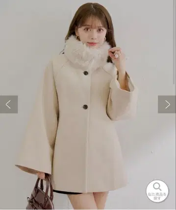 아이보리 퍼 플레어 소매 코트