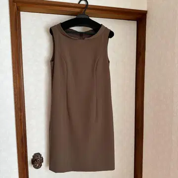 FOXEYNEWYORK 브라운 슬리브리스 무릎 기장 원피스