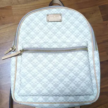 케이트 스페이드 엠보싱 가공 백팩