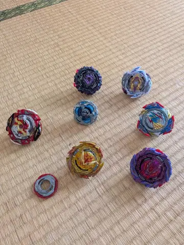 베이블레이드 7개와 런처 4개 세트