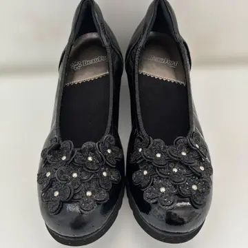 BeauFort 꽃 장식 블랙 플랫슈즈