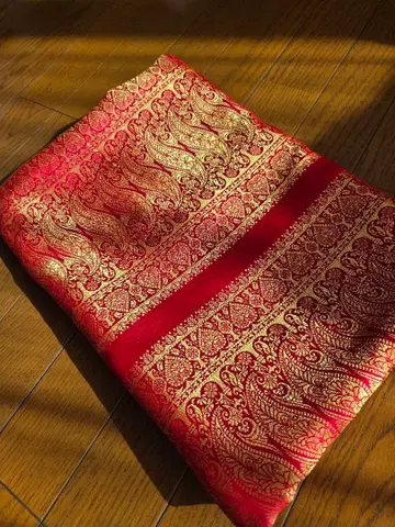 인도 사리 (빨간색과 금색 페이즐리 무늬 원단)