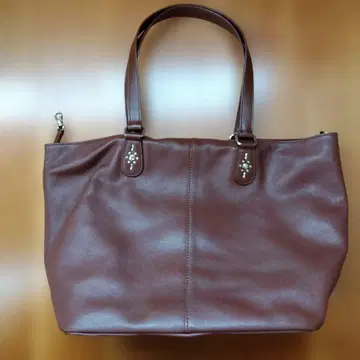 새상품급 에네스베 토트백 주름 가죽 메탈 플레이트 브라운