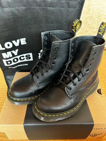 Dr. Martens 8홀 부츠