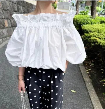 택 포함 새상품 cygne 프릴 개더 오프숄더 블라우스 Liliane