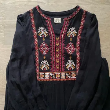 블랙 긴팔 자수 원피스