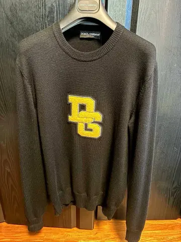 PG 자수 로고 블랙 니트 스웨터