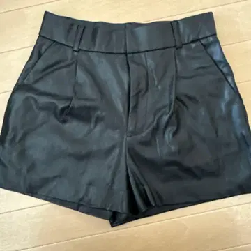 ZARA 블랙 가죽 숏팬츠 XS