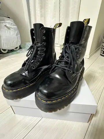 닥터마틴 JADON 8홀 통굽 부츠