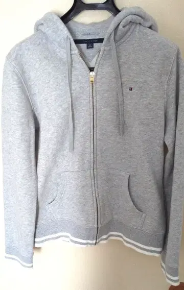 TOMMY HILFIGER 그레이 후드 부착 후드티