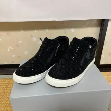 STACCATO 비쥬 장식 블랙 스니커즈