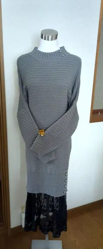 택 포함 새상품 [ 엑시즈팜 ] 그레이 버튼 니트 원피스