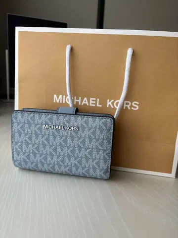 MICHAEL KORS 이단 접이식 지갑 그레이