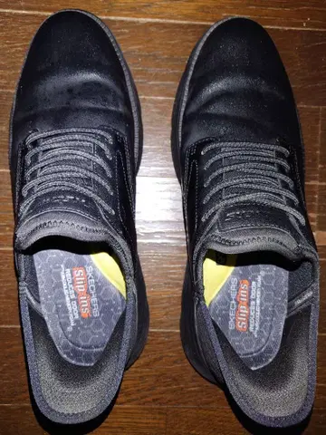 SKECHERS 블랙 스니커즈