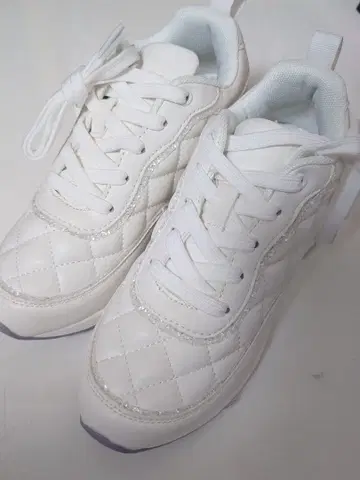 화이트 퀼팅 스니커즈