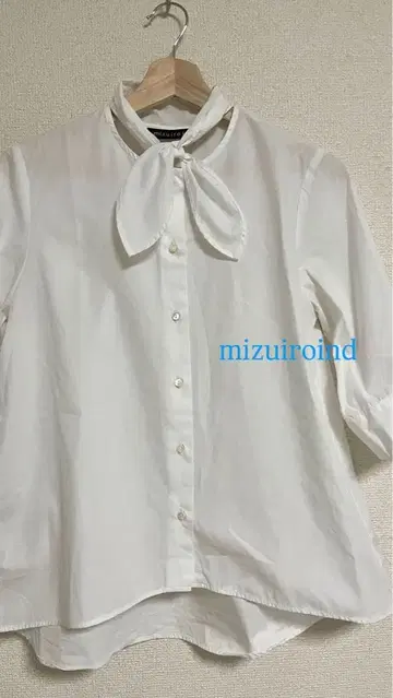 미즈이로 인드 보타이 블라우스
