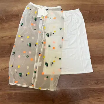 [미사용 새상품] 자수 장식 시스루 롱 스커트