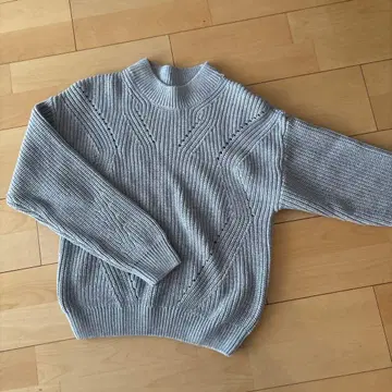 그레이 케이블 짜임 하이넥 스웨터