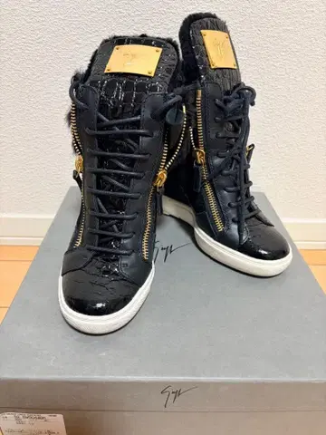 주세페 자노티 블랙 에나멜 퍼 스니커즈