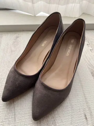 내추럴 뷰티 베이직 다크 브라운 스웨이드 힐 23.5cm