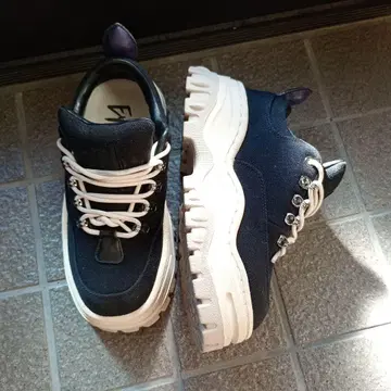 Eytys 네이비/블랙 통굽 스니커즈