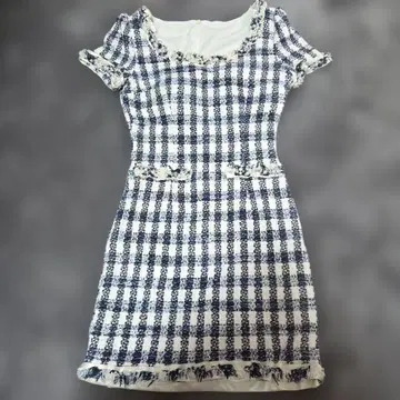 네이비와 화이트 체크 무늬 미니 드레스