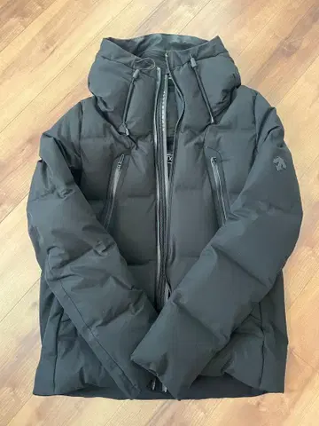 새상품급 데상트 올테라인 미즈사와다운 다운 자켓 후드 블랙 M