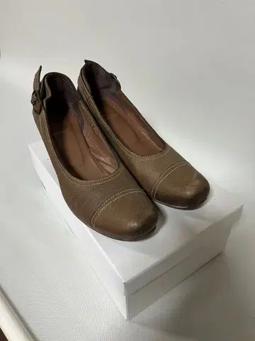 라보키고시 웍스 펌프스 23.5cm 카키