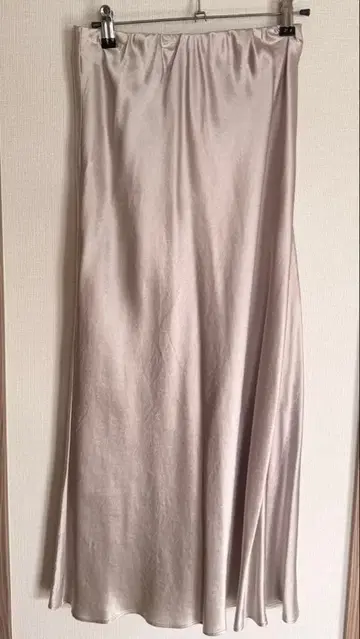 NOBLE 실버 타이트 롱 새틴 스커트