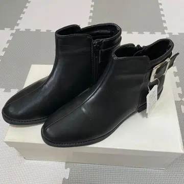 [택 포함 새상품] 여성용 버클 부츠 숏 M 사이즈 블랙