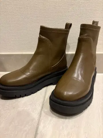 어반 리서치 카키색 통굽 부츠