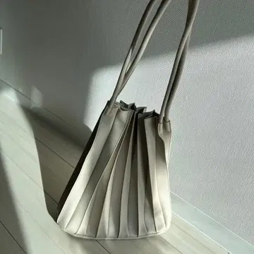 베이지 플리츠 토트백