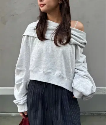 오프숄더 맨투맨