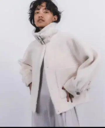 새상품급 스터링 루어 에코 무스탕 숏 자켓 아이보리