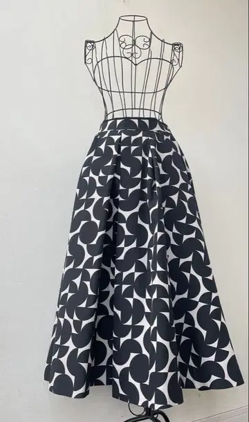 ADORE 옵티컬 프린트 스커트 어도어 정가 57200엔